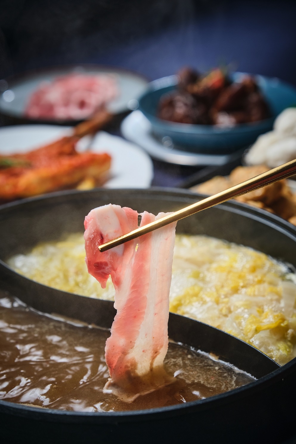 麻辣湯底以泡椒、辣豆瓣及15種辛香料熬製，辣度算小辣。（中保無限+提供）