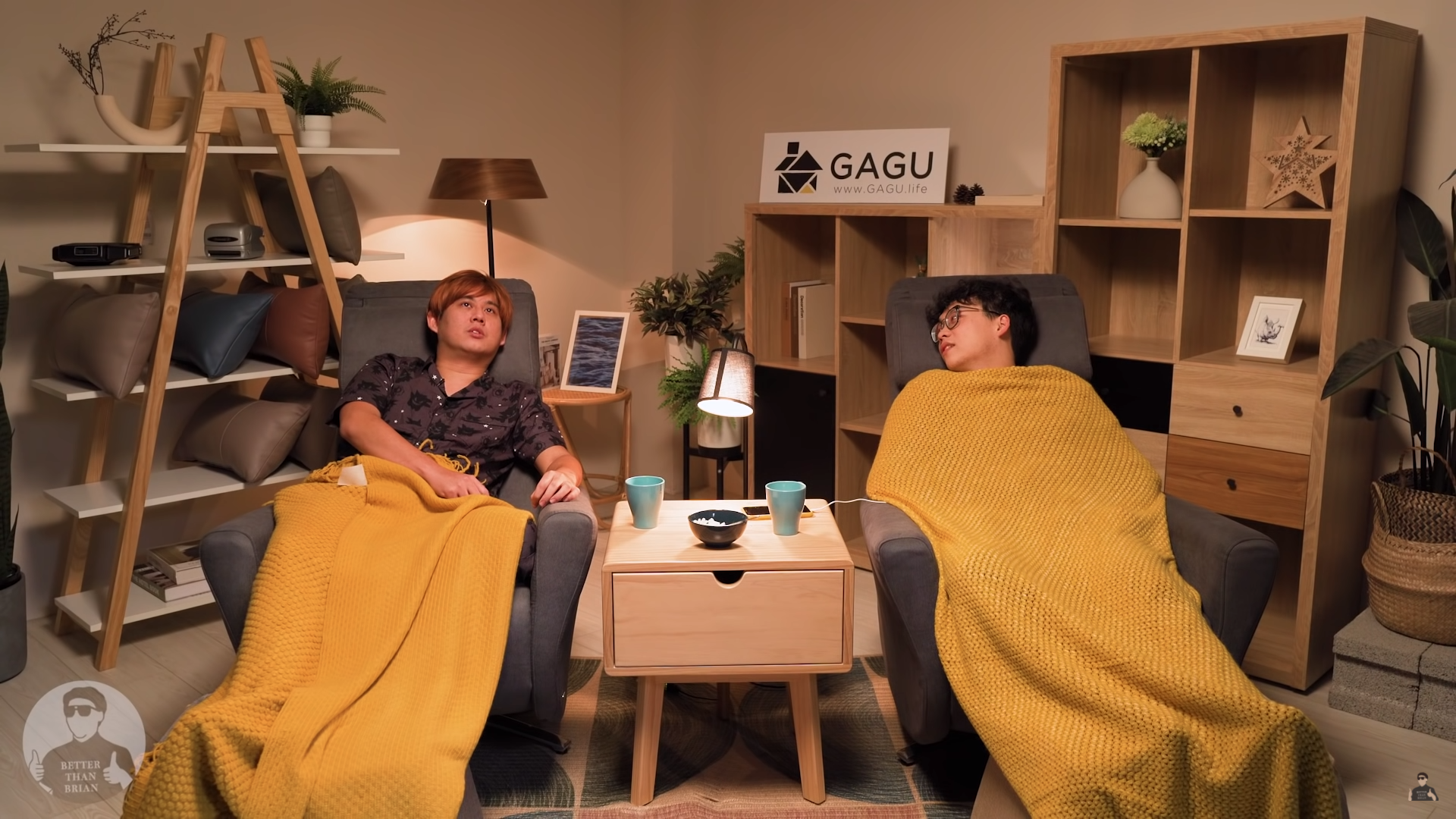 老K（左）在離開薩泰爾娛樂後，日前於前同事賀瓏（右）的YT頻道中登場，大聊對於「炎上風波」的想法。（翻攝自「賀瓏Hello」YouTube）