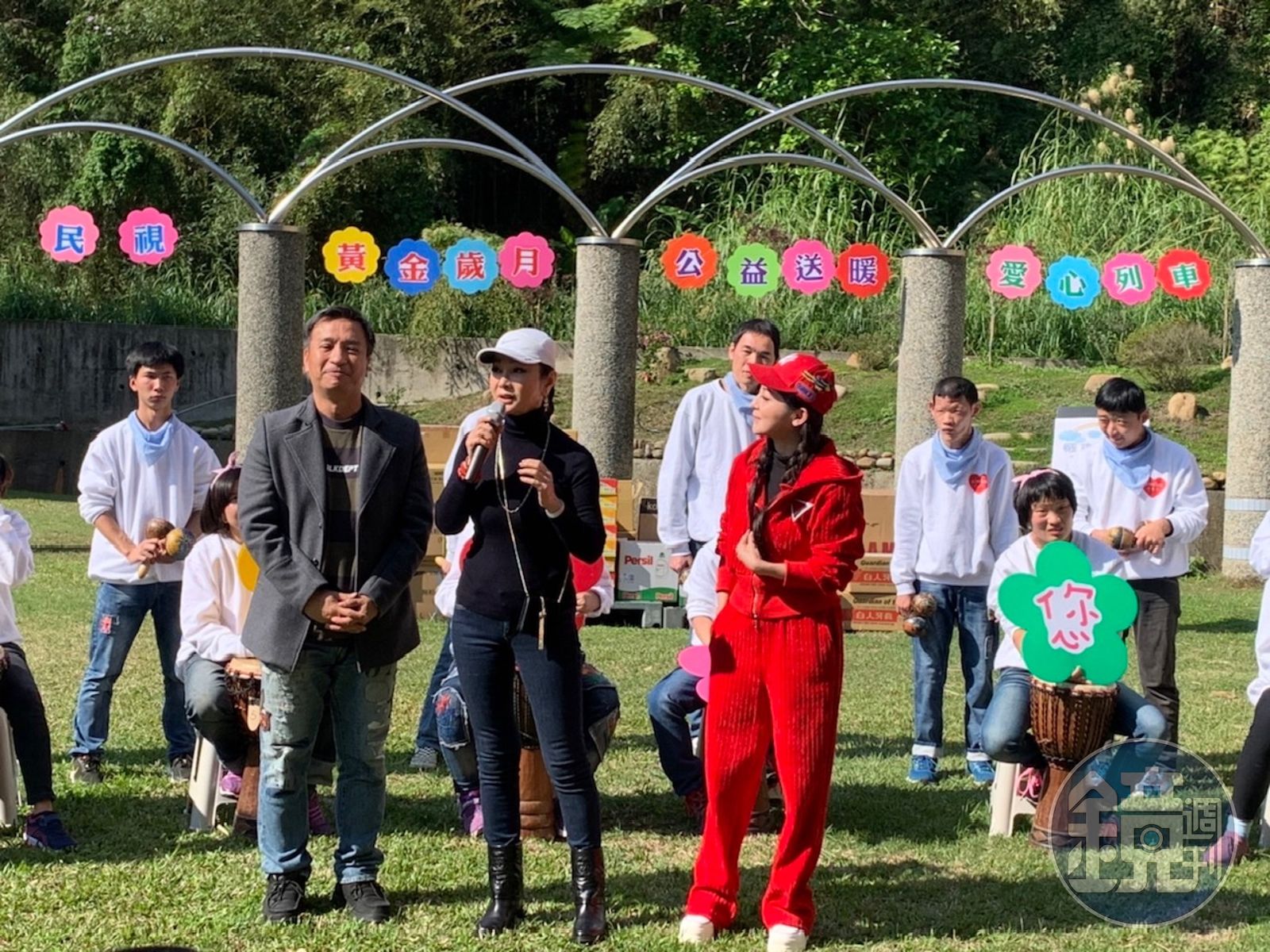 黃金歲月》演員群寒冬南下送暖陳美鳳早起化妝「霸氣捐物資」 - 鏡週刊Mirror Media