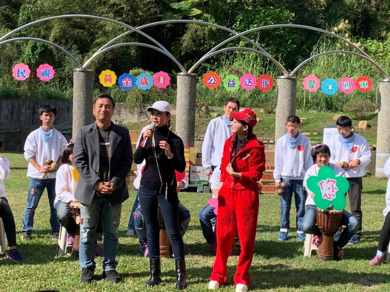 陳美鳳看到教養院的大家還做手舉牌，相當開心。（民視提供）