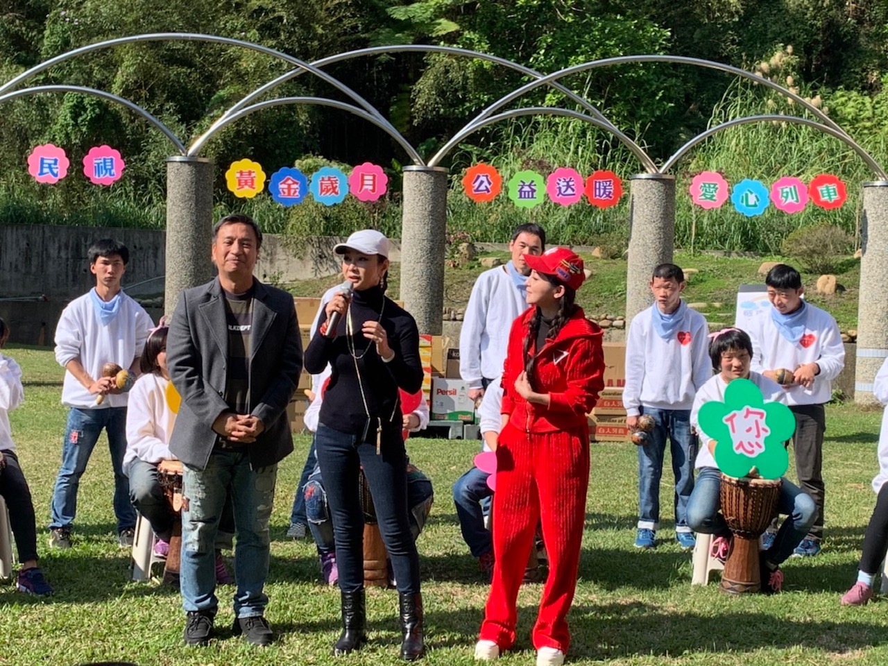 陳美鳳看到教養院的大家還做手舉牌，相當開心。（民視提供）