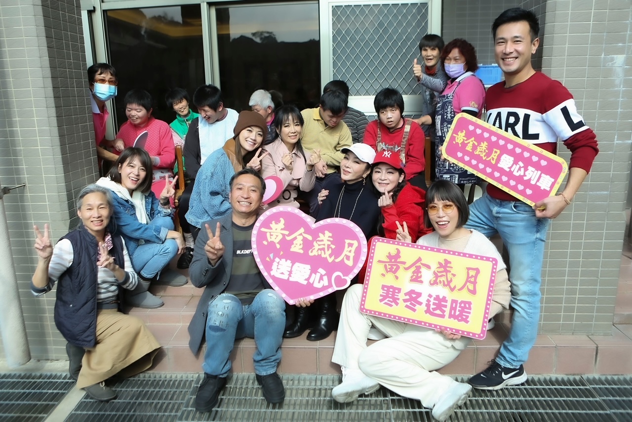 說陳美鳳代表劇組贈送物資。右為王彩樺，左為王中平。（民視提供）