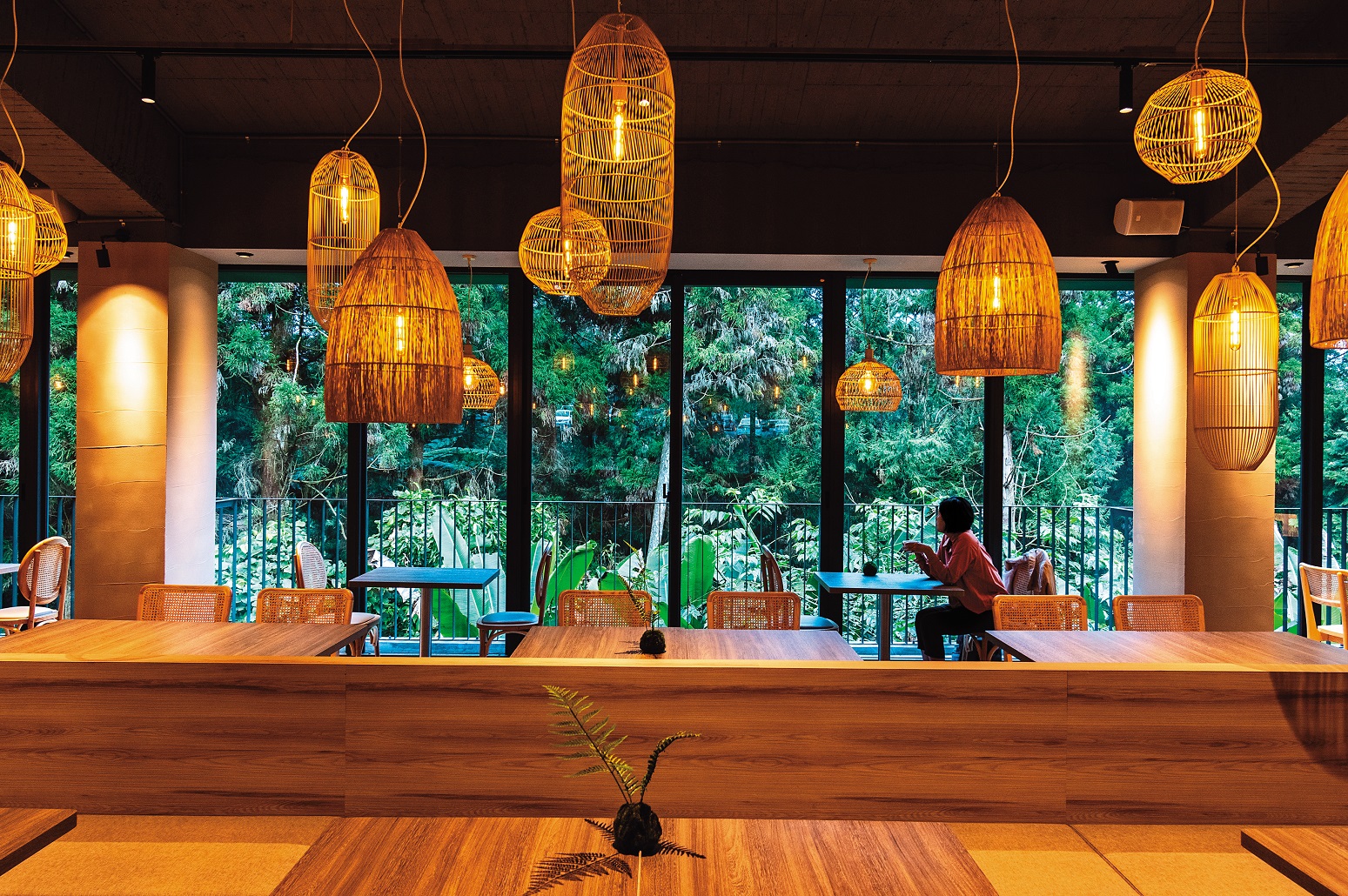 充滿綠意的「雲杉自助餐」，一盞盞以竹子為意象的竹燈，材質實則為銅，十分擬真。