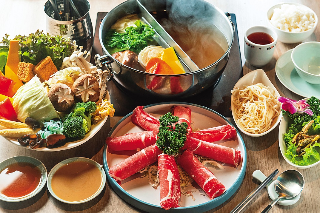 融入許多在地食材的「Smile One精緻涮涮鍋」，湯頭共有3種可選擇。（580元起／份）