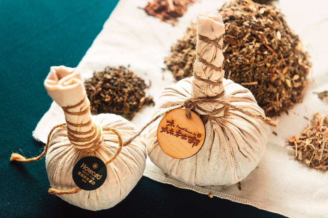 混和多種藥材及在地茶葉做成的藥草球。 