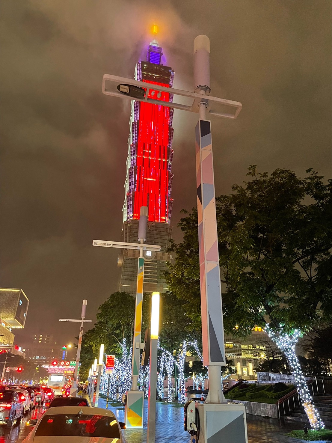 這三根5G智慧杆上，集結眾多台廠，包括億光電子、台達電、中華電信、啟基、鴻齡、裕電能源等等。