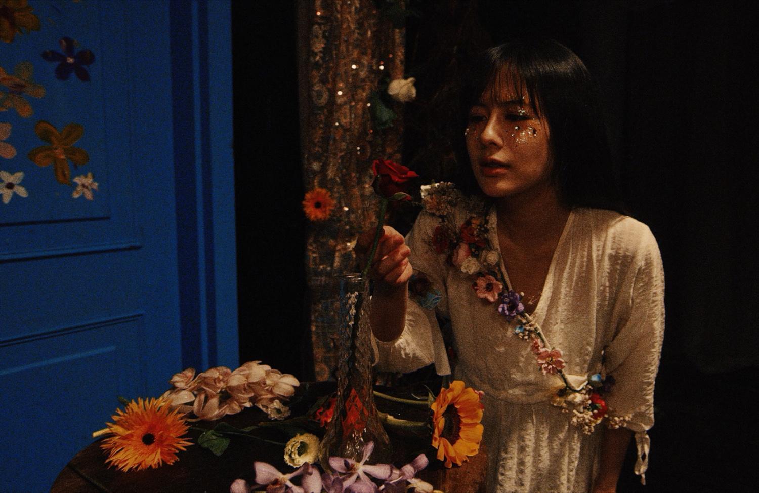陳霓推出個人首支單曲〈2LIPS & BUTTERFLY〉前導預告片,在網路上引起轟動。(陳霓提供)