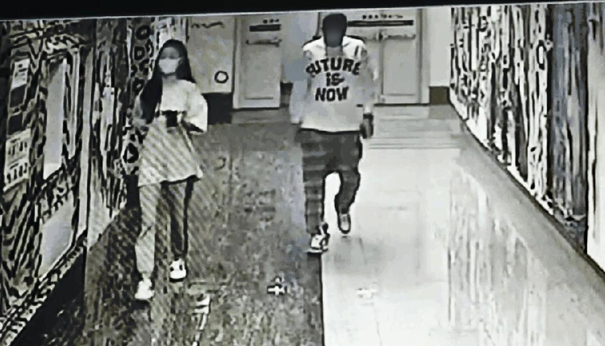 網紅「小怡同學」(左)被拍到與吳亦凡(右)包場看電影,男方還準備各種零食,但她最後否認交往。(翻攝自八組兔區爆料微博)