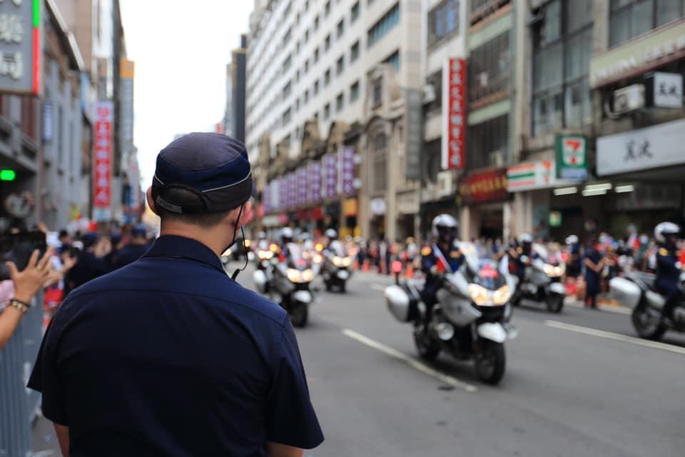 高雄市一位青年夢想當警察，竟假冒員警在路上隨機盤查車輛。（示意圖，非當事人，翻攝警政署臉書）