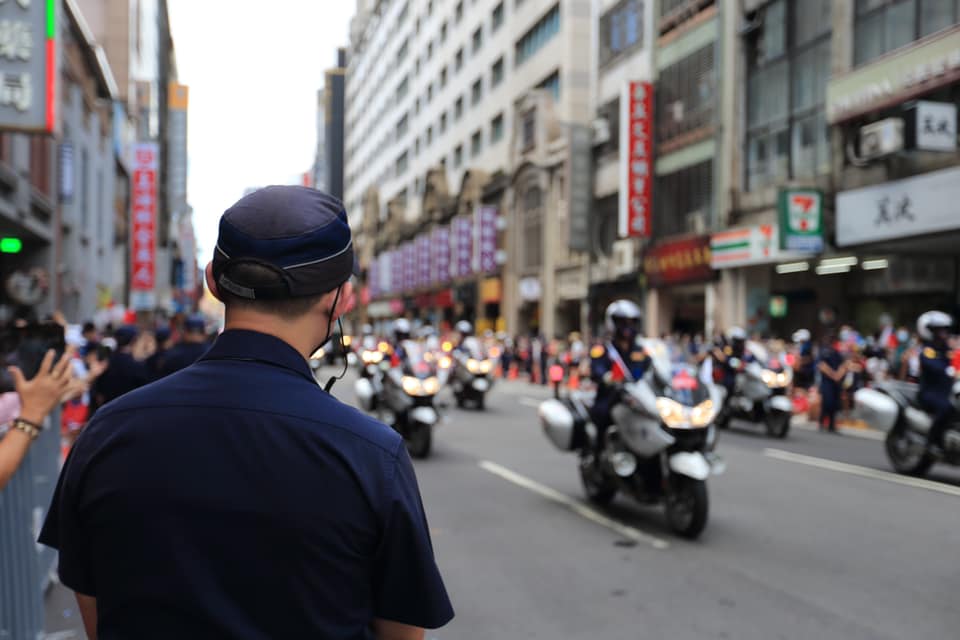 高雄市一位青年夢想當警察，竟假冒員警在路上隨機盤查車輛。（示意圖，非當事人，翻攝警政署臉書）