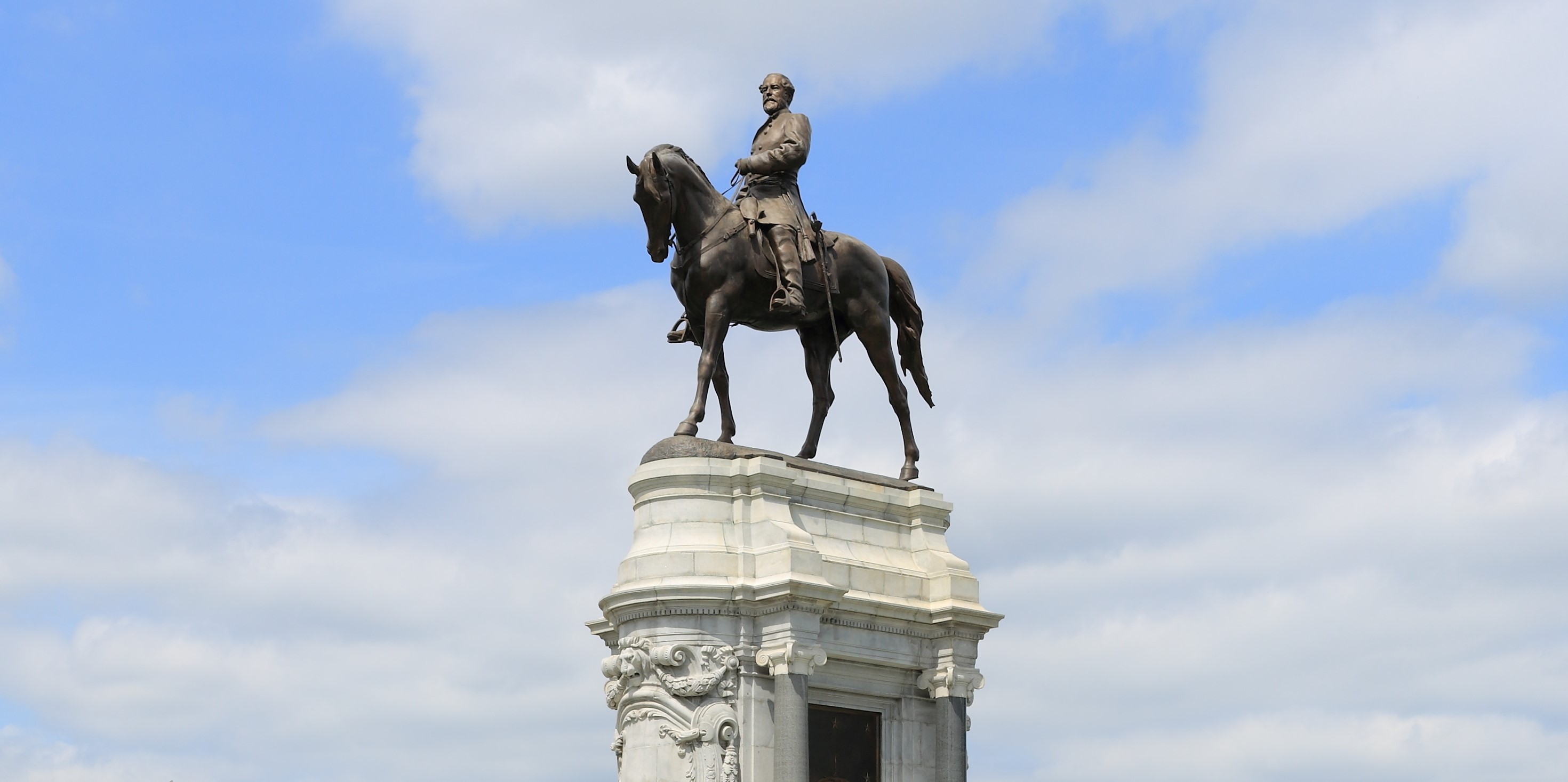 美國南北戰爭總司令羅伯特李將軍,因生前涉及種族主義活動,遭有關當局拆除雕像。(翻攝維基百科)