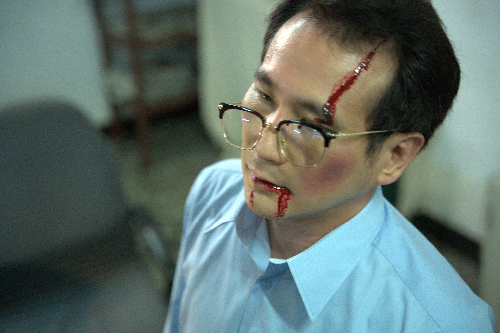 民進黨立委鄭運鵬回鍋《國際橋牌社2》，客串被黑道用球棒修理的立委。（馬克吐溫提供）