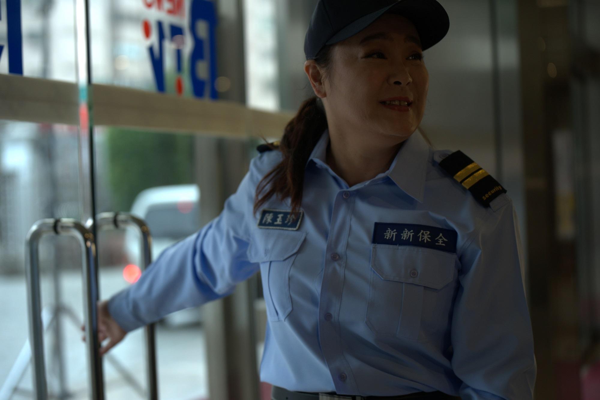 國民黨立委陳玉珍客串電視台保全,幽默kuso當年夾手事件。(馬克吐溫提供)