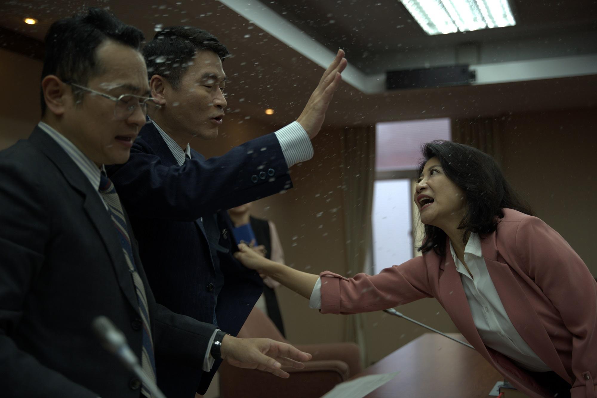 民進黨議員梁文傑(左二)客串台劇,被立委妻子林楚茵(右)拔眼鏡、潑水。