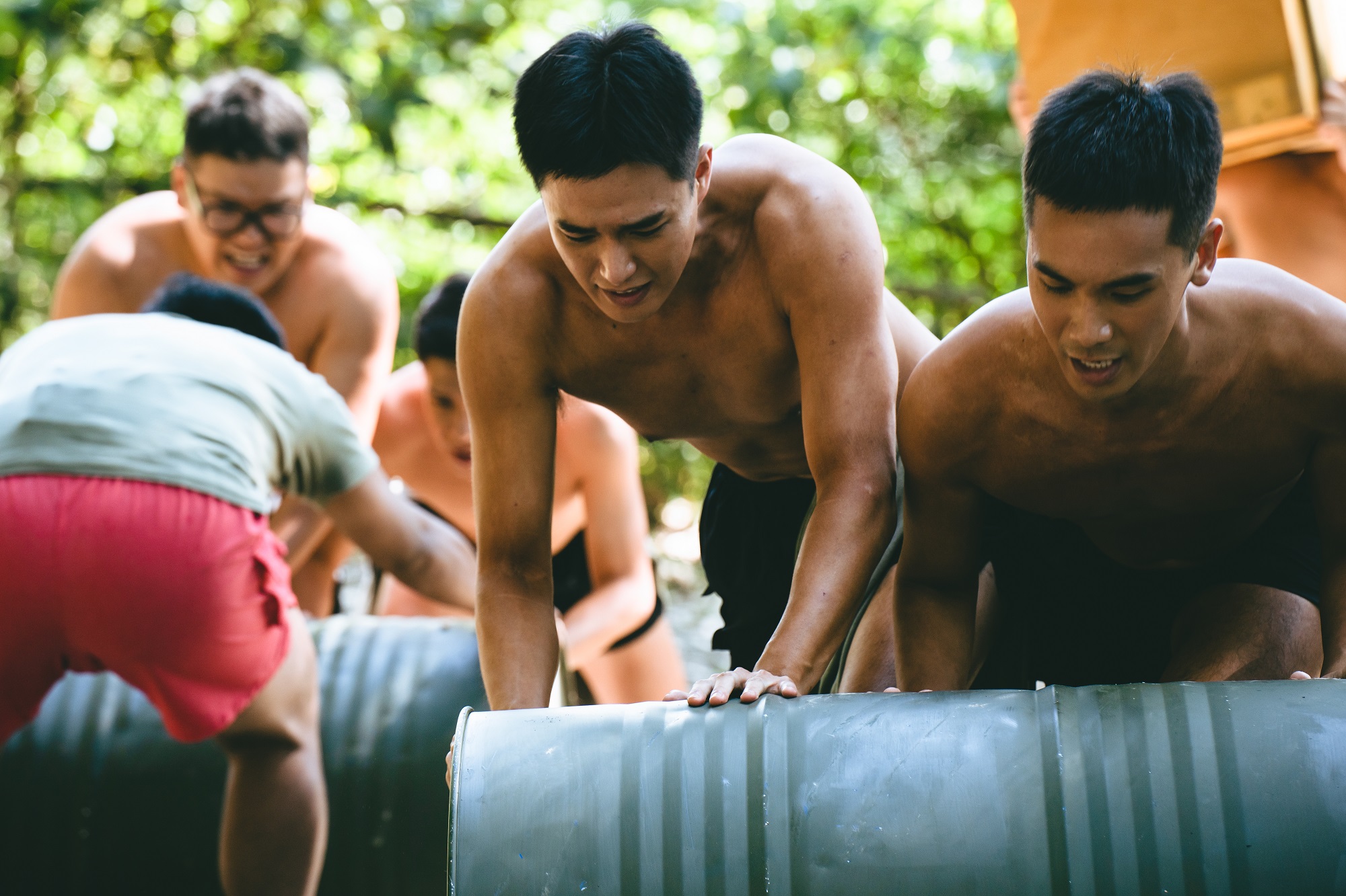 安俊朋（右二）在《國際橋牌社2》演菜鳥新兵，秀6塊肌身材。（馬克吐溫提供）