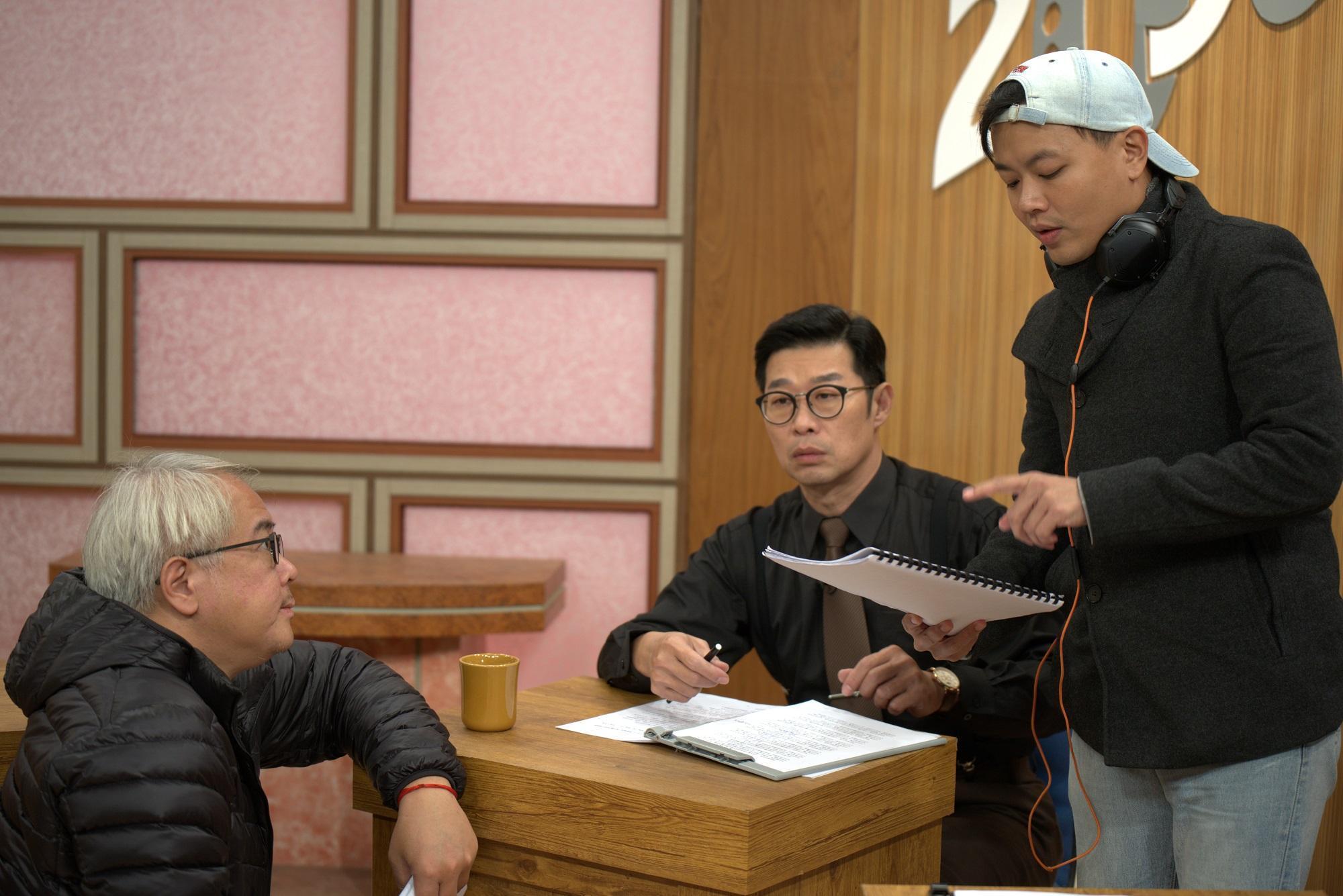 馬力歐(左二)會帶著準備功課到現場,與導演林龍吟(右)、製作人汪怡昕(左)討論。(馬克吐溫提供)