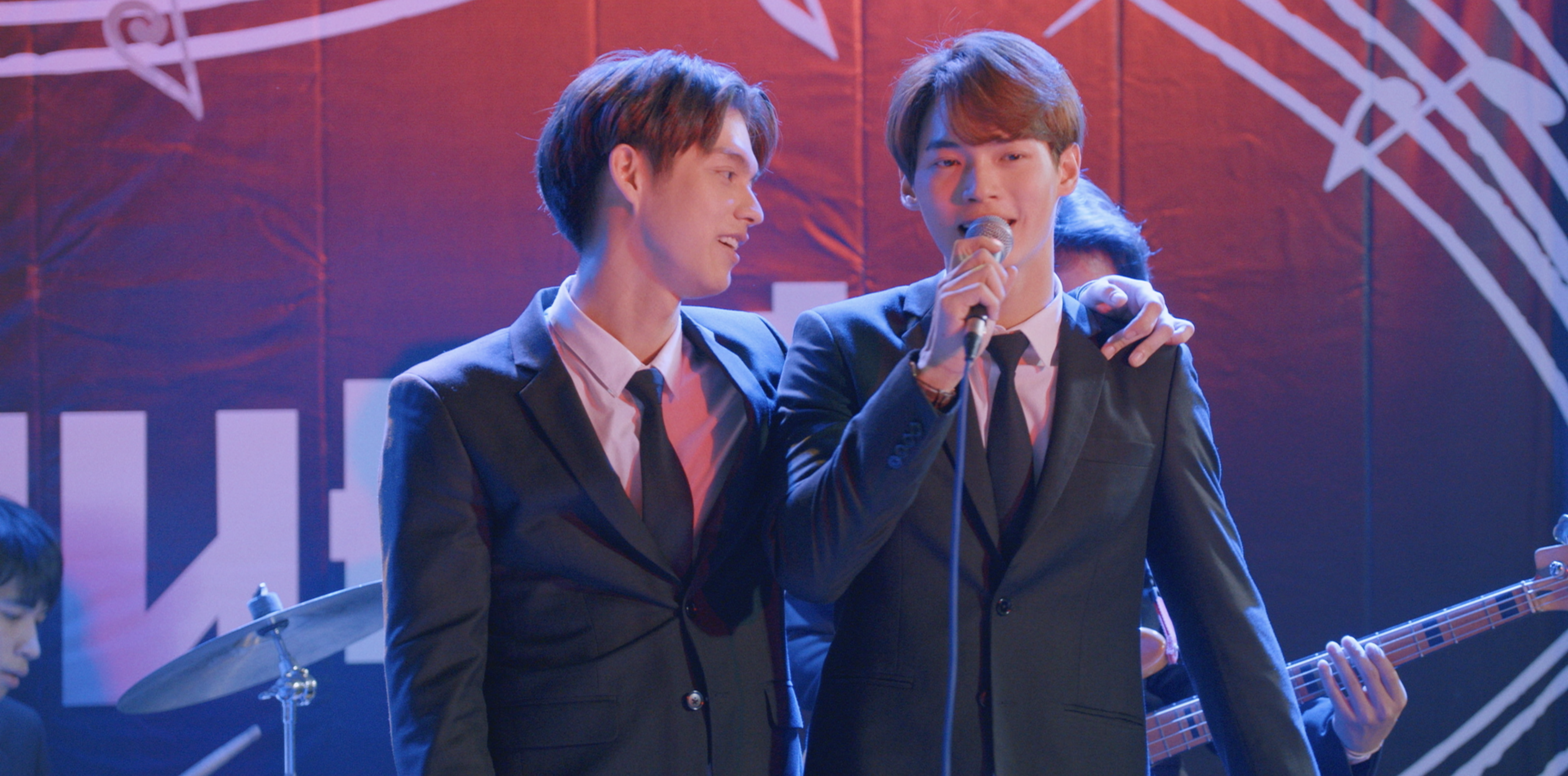 Bright（左）與Win主演的《只因我們天生一對》在亞洲掀起熱潮，電影版消息曝光後更讓粉絲興奮不已。（威視電影提供）