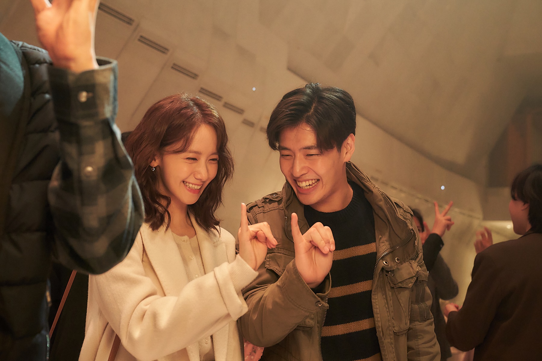 姜河那（右）與林潤娥在《緣來大飯店》因聲音結緣，但姜河那卻與趙俊榮意外「男男吻」。（車庫娛樂提供）