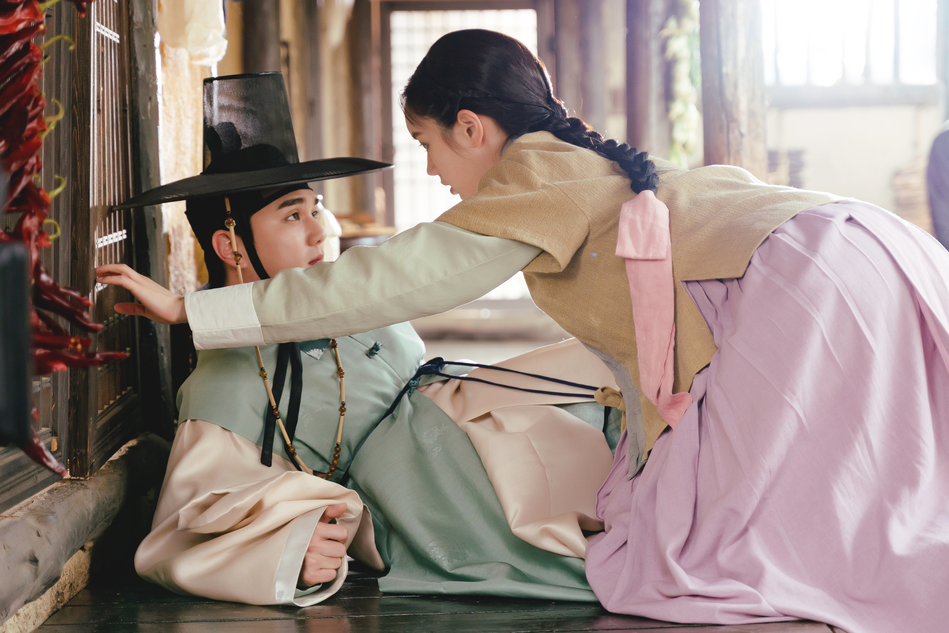 私釀酒的惠利竟遇上抓酒販的俞承豪來當自家房客，兩人產生許多笑料。（myVideo提供）