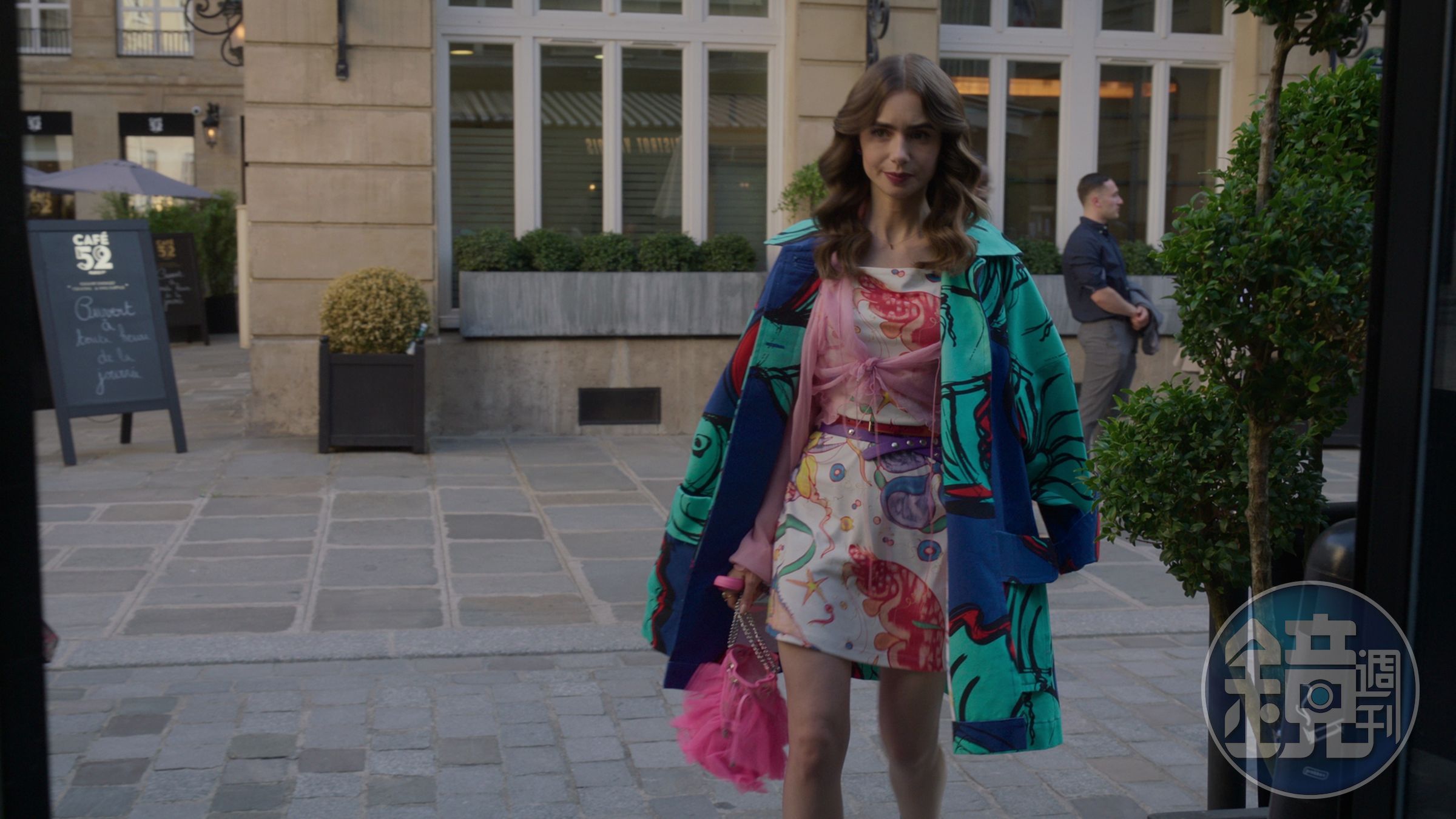 莉莉柯林斯（Lily Collins）演出的《Emily In Paris》（艾蜜莉在巴黎），在劇中她拎著Christian Louboutin薄紗蕾絲手袋，浪漫爆表。（NETFLIX提供）