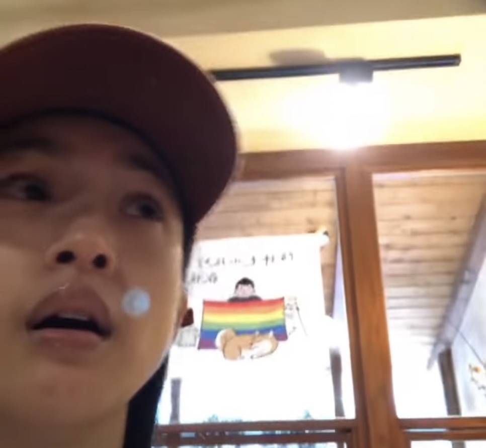 林依晨昨晚在IG限動分享自己發呆喝飲料的短影片。（翻攝IG）