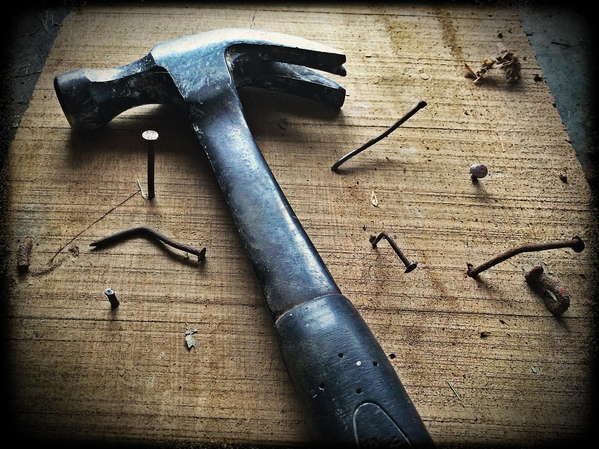 一對情侶討錢無果竟狠心持鐵鎚殺死父親；示意圖。（pixabay）