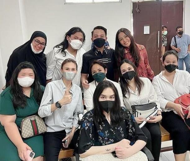 蘿拉於12月2日貼出與家人上法院的照片，並直言只是想為自己伸張正義。（翻攝自蘿拉安娜Instagram）