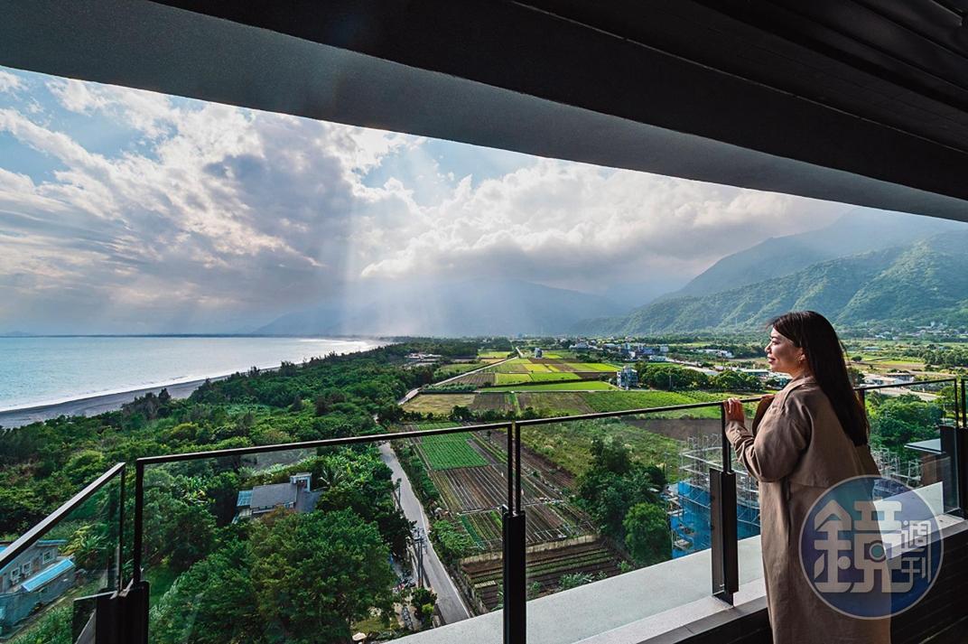 高樓層的「豪華海景套房」附有陽台，海景視野更加開闊。 