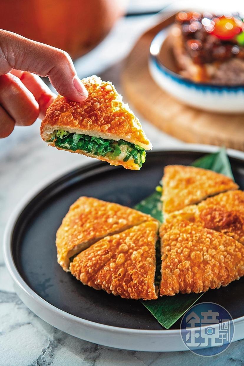 手工麵皮包入滿滿青蔥的「蔥油餅」，外皮酥脆具嚼勁。（180元／份）
