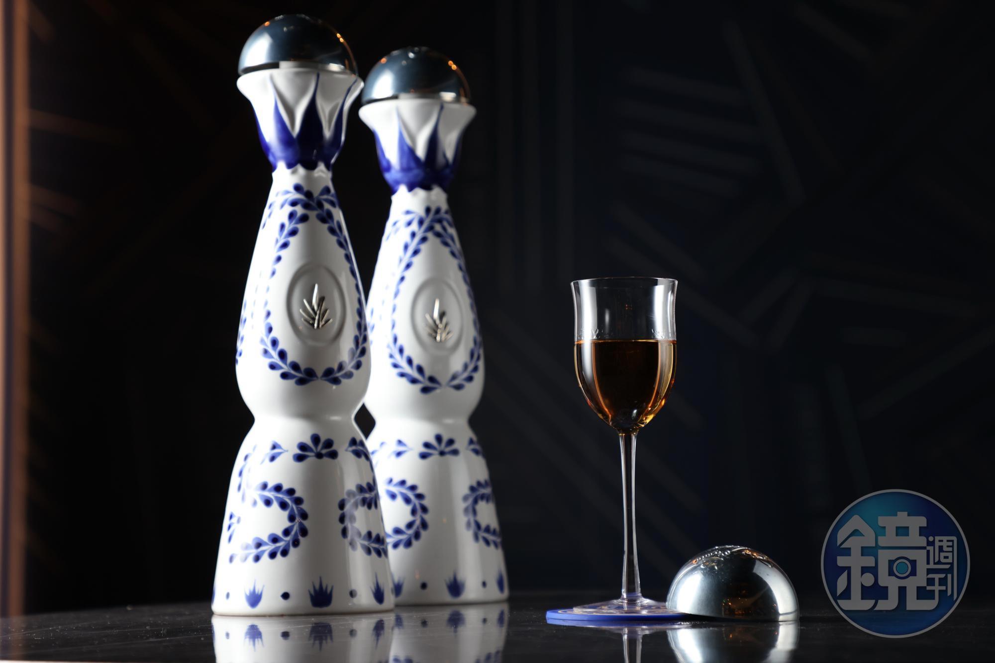 經過桶陳的「Clase Azul Reposado」，有著深琥珀酒色，流瀉奶油、香草韻味。（醉好餐酒館售價，15,000元／瓶）