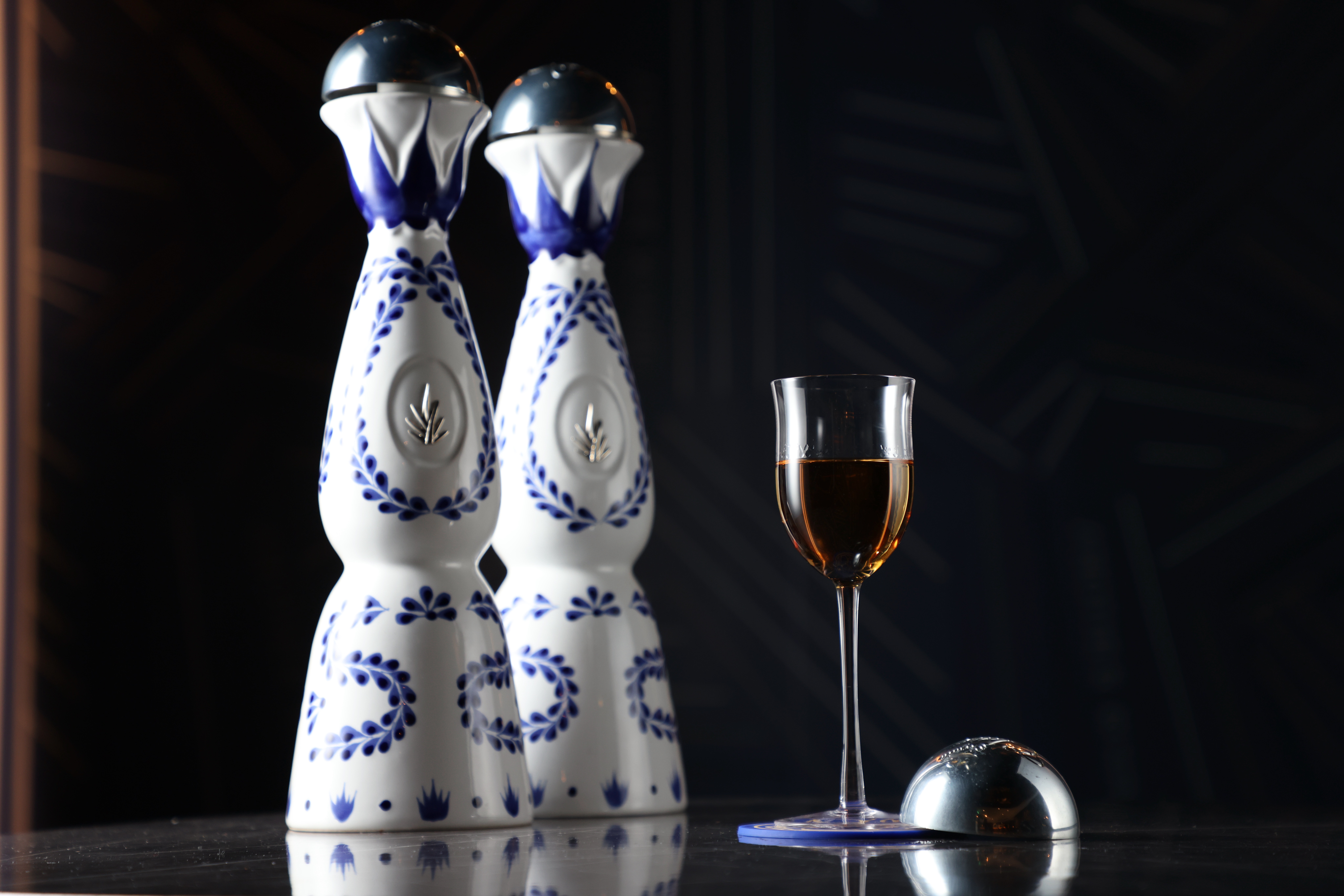 經過桶陳的「Clase Azul Reposado」，有著深琥珀酒色，流瀉奶油、香草韻味。（醉好餐酒館售價，15,000元／瓶）