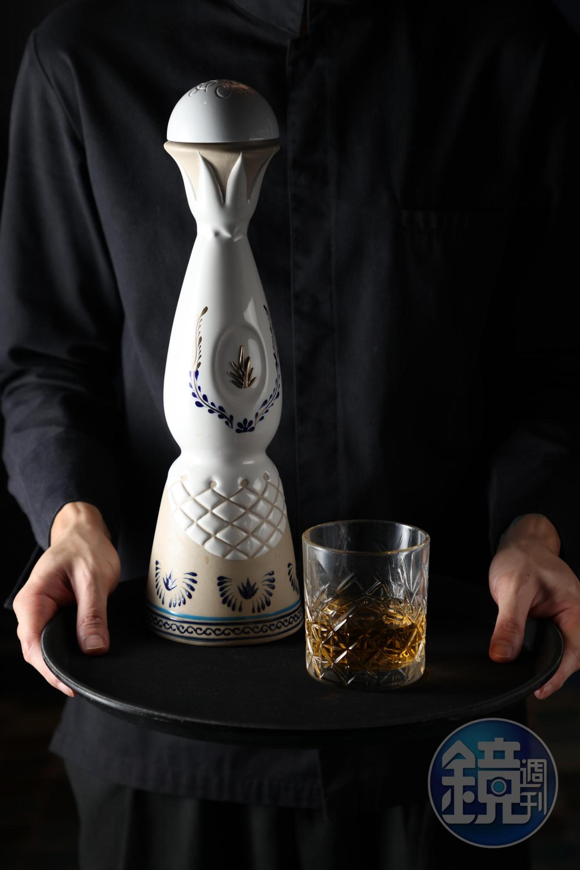 「Clase Azul Anjeo」陳年25個月，帶著肉桂、蘋果和更深沉的橡木桶味。（28,125元／瓶，需預訂）