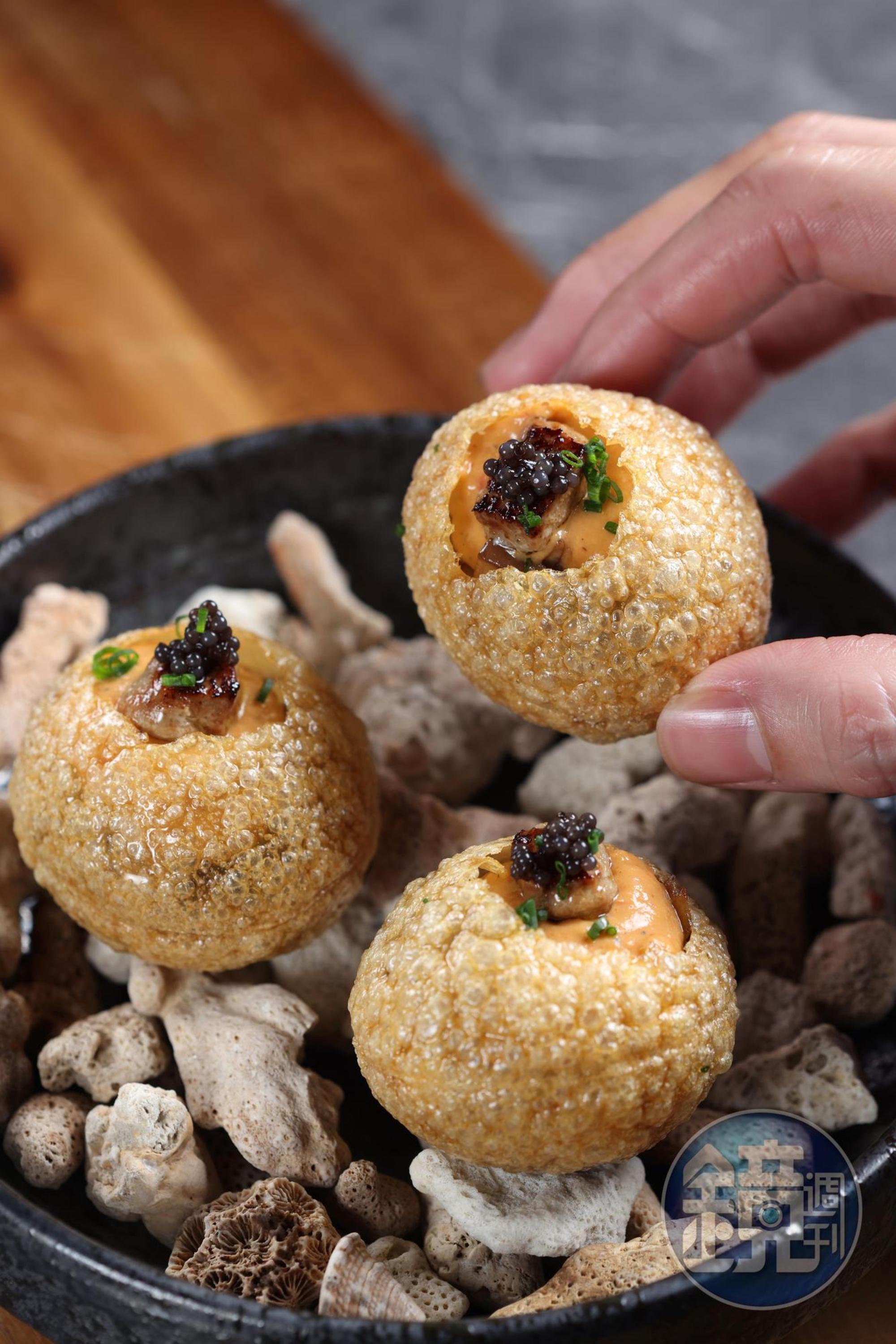 擠入麻婆豆腐慕斯的「鴨肝麻婆豆腐一口酥」，配著Clase Azul Anjeo，加乘香料層次。（300元／份）