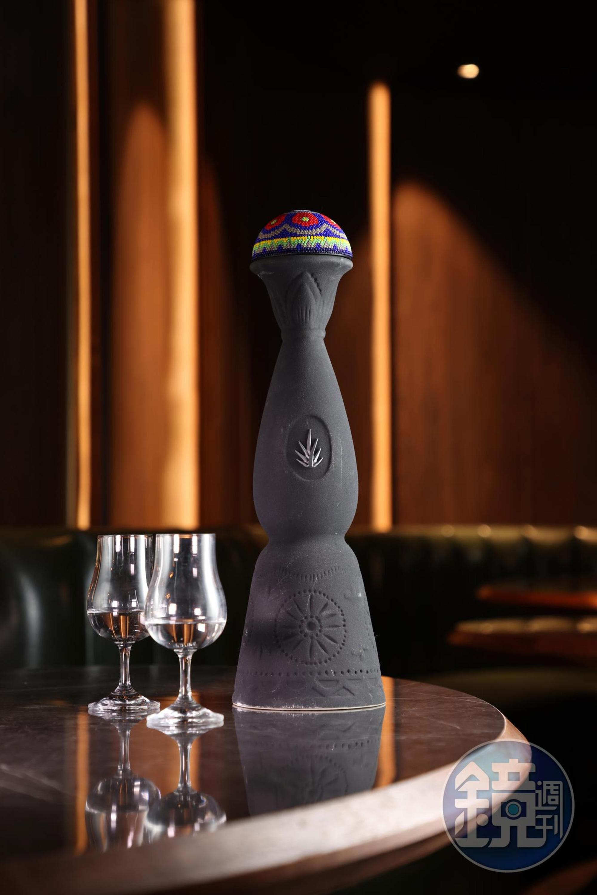 深黑色瓶身「Mezcal Clase Azul Durango」像頭戴串珠帽子的黑武士，酒感呈現煙燻風味。（13,100元／瓶，需預訂）
