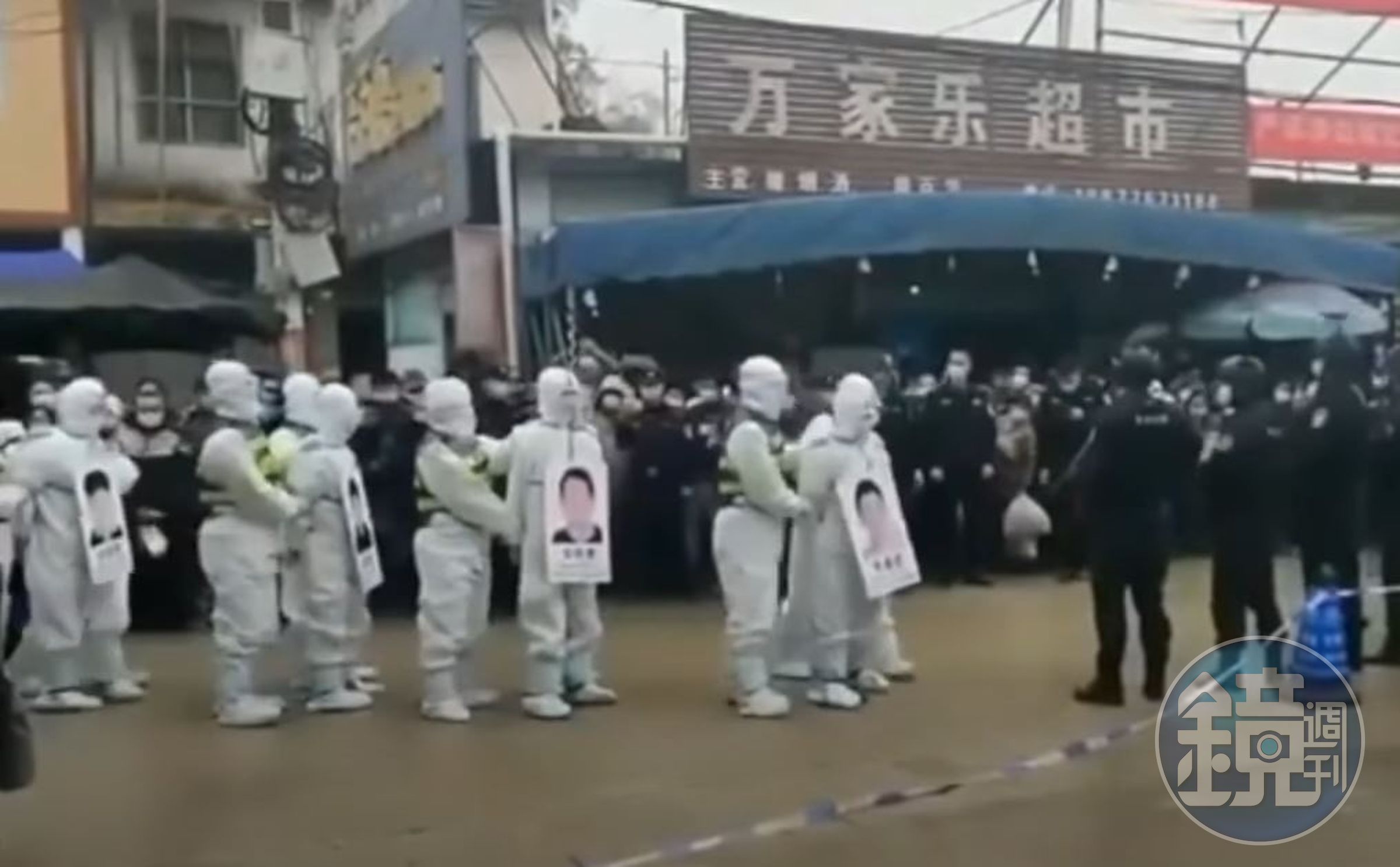 中國廣西靖西日前有4名嫌犯被「遊街示眾」。（翻攝微博）
