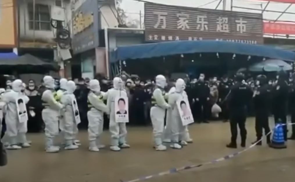 中國廣西靖西日前有4名嫌犯被「遊街示眾」。（翻攝微博）