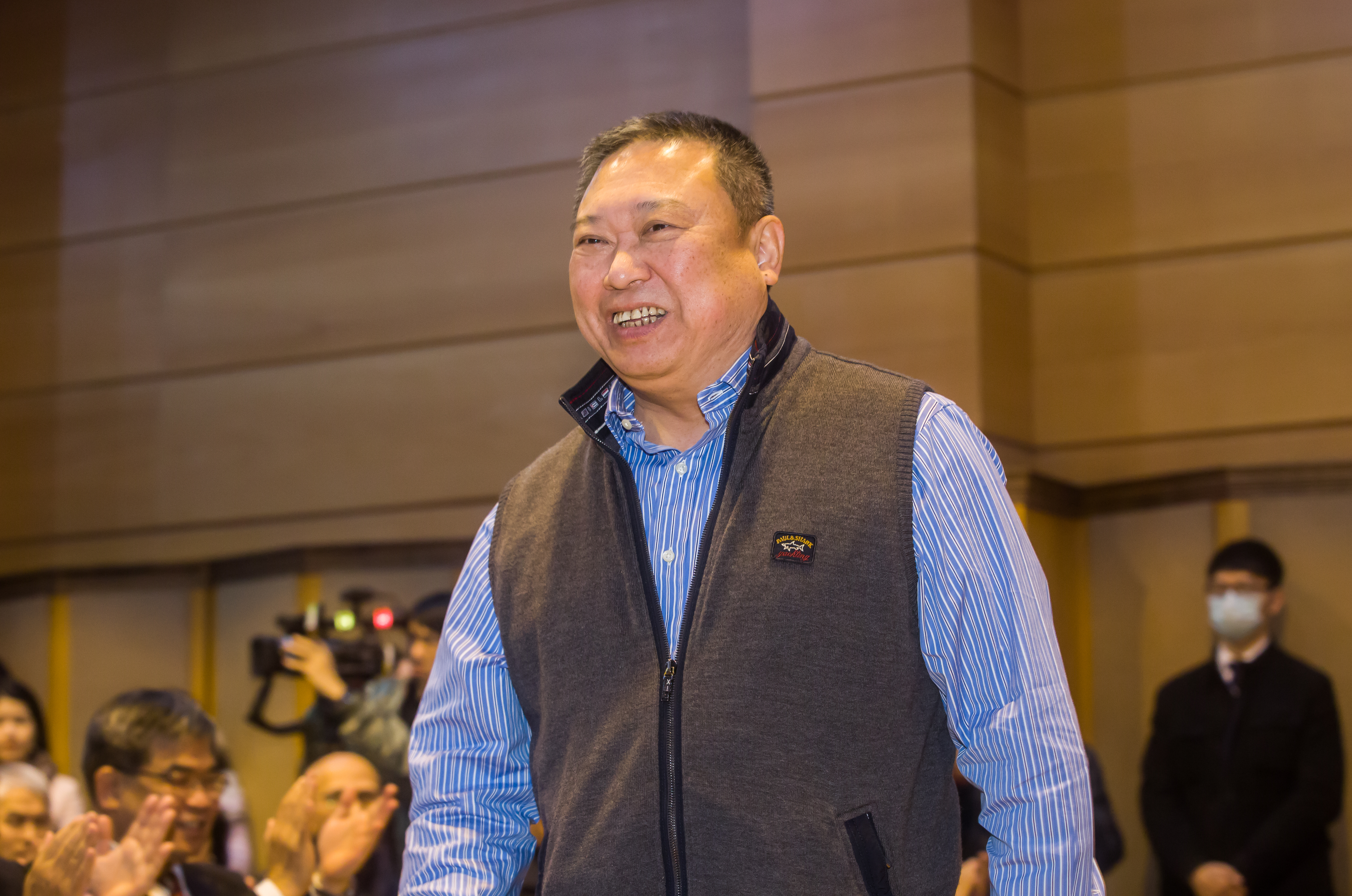 凱撒飯店連鎖董事長林鴻道宣布,明年1月起所有基層員工薪資調高至3萬以上。