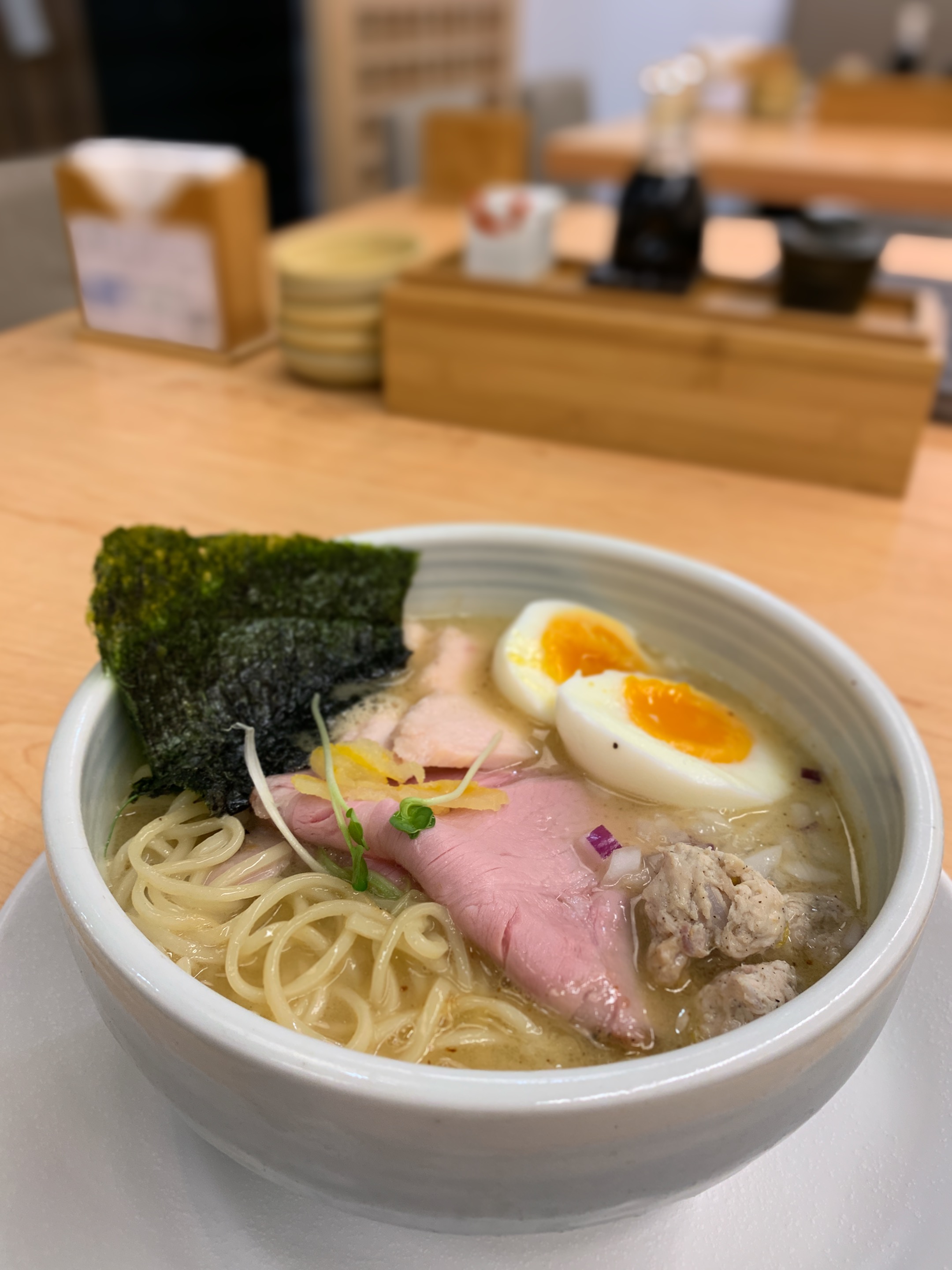 「招牌雞白湯拉麵」湯頭膠質豐富、甘美有魚鮮味，細麵條軟硬適中，柚子皮增添清爽，配菜很豐盛。（320元／碗）
