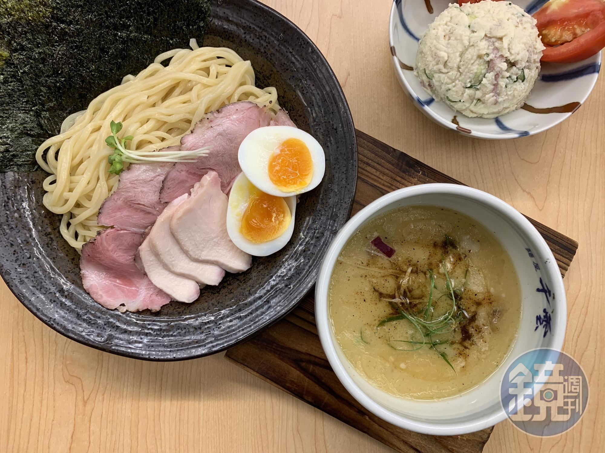 「招牌魚介雞白湯沾麵」的沾醬更濃鹹，建議夾一口麵的量蘸著吃，鹹淡較剛好，也能嘗到粗麵條的嚼勁。（340元／碗）
