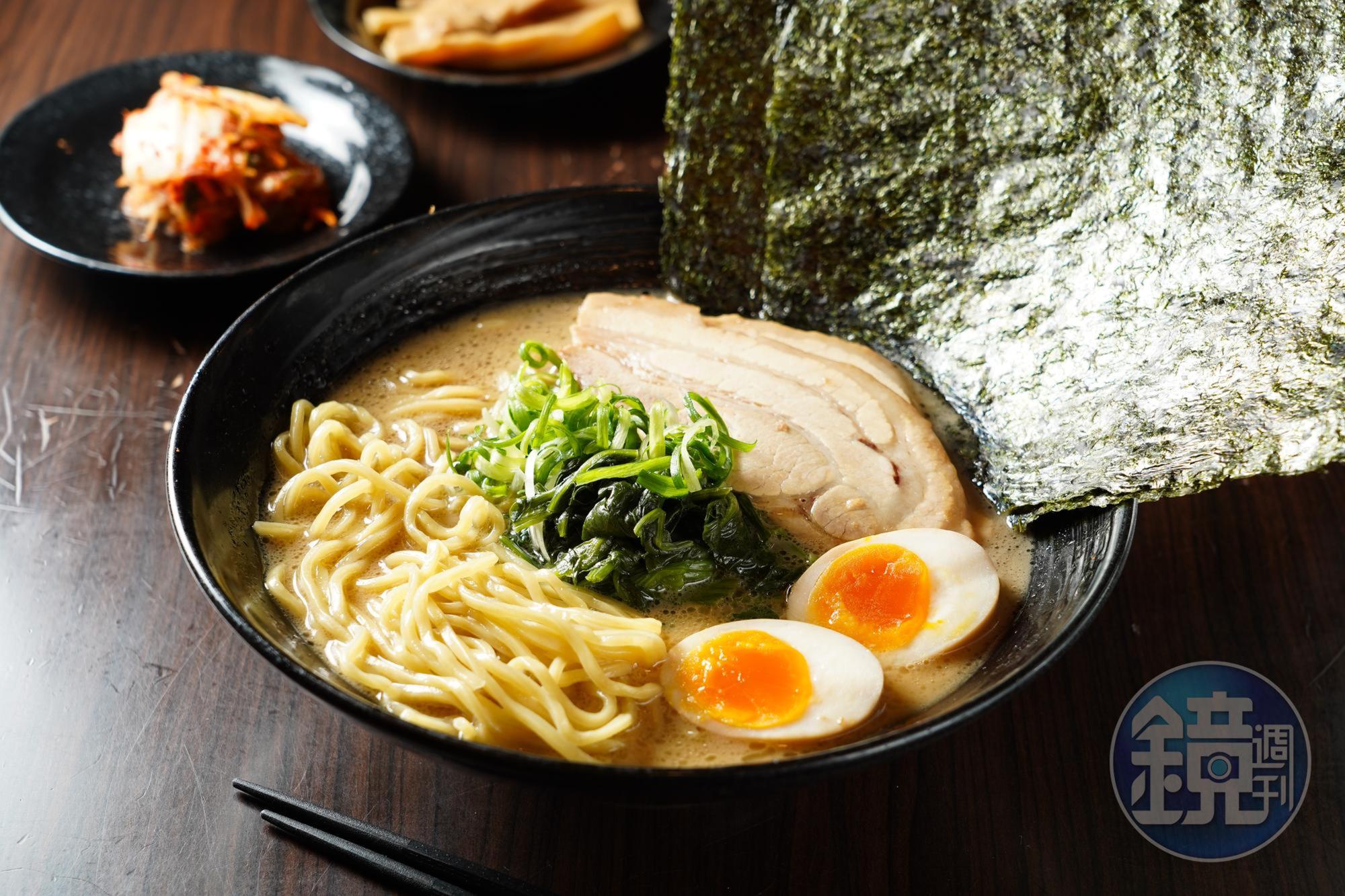 「豚骨醬油 DX 拉麵」湯頭醇厚有奶香，麵條滑 Q有嚼勁，五花肉叉燒嫩口不膩，海苔可以 撕成小片泡進湯裡增添鹹香味。（270元／碗）