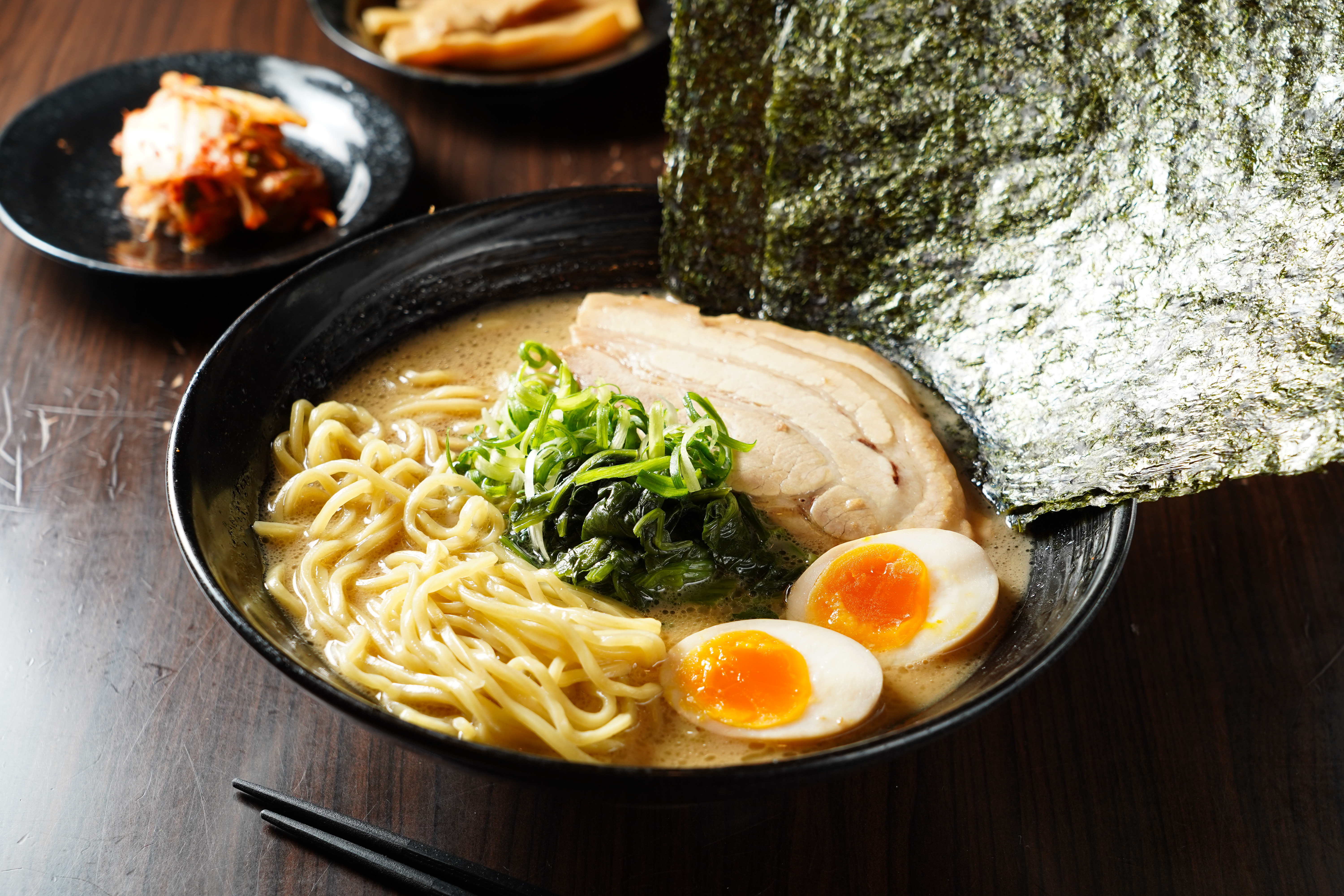 「豚骨醬油 DX 拉麵」湯頭醇厚有奶香，麵條滑 Q有嚼勁，五花肉叉燒嫩口不膩，海苔可以 撕成小片泡進湯裡增添鹹香味。（270元／碗）