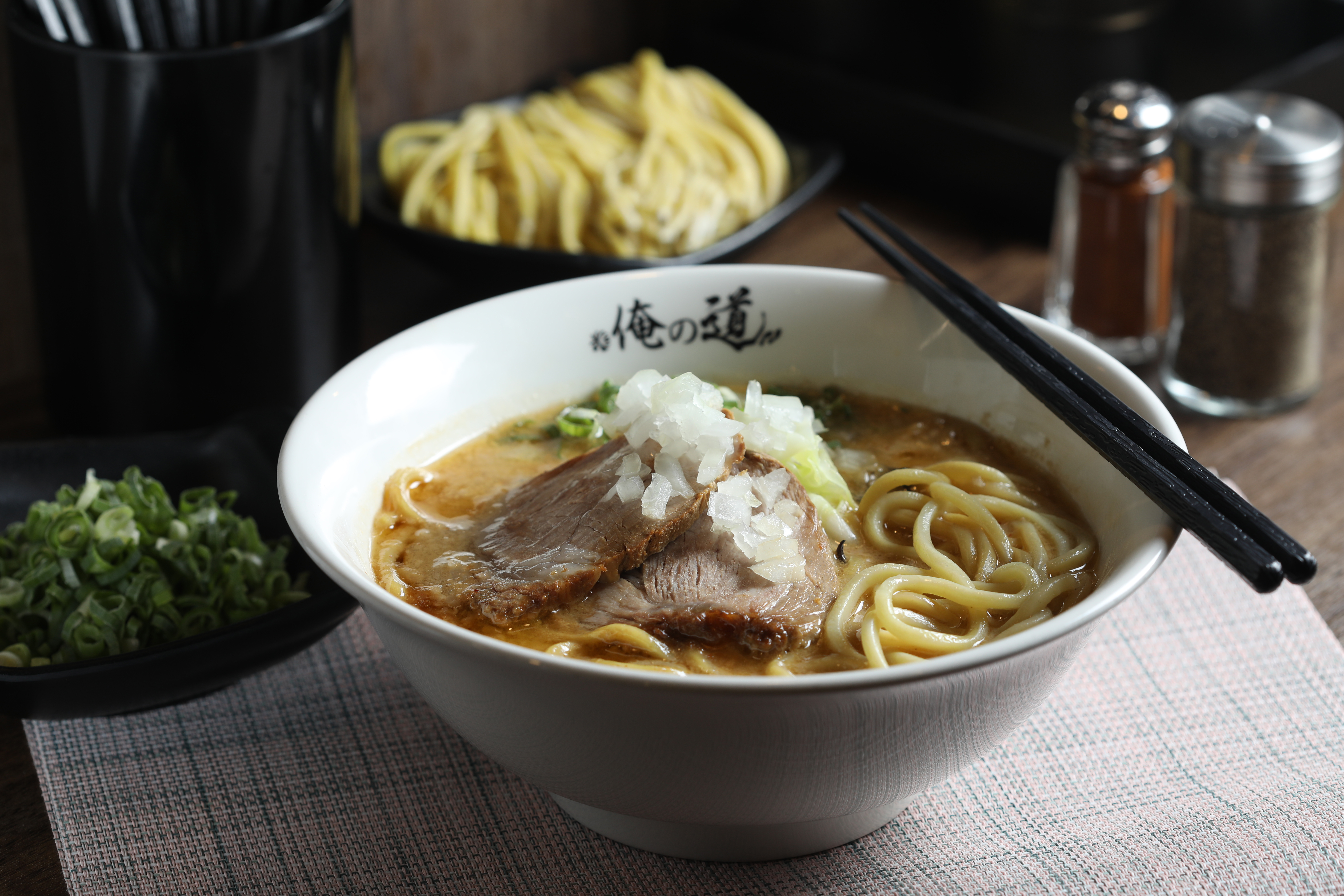 接近北海道原始口味的「濃厚味噌拉麵」，做得較重鹹，湯頭入喉有豆子發酵的香氣，尾韻帶點辛辣。（330元／碗） 