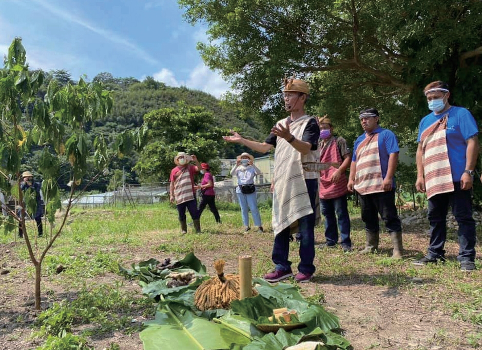 過去由一位族裡耆老，帶領數個家族擇日舉辦祭典。備妥小米酒、小米糕、去年收穫的作物，以及獵得的獸肉作為祭品。
