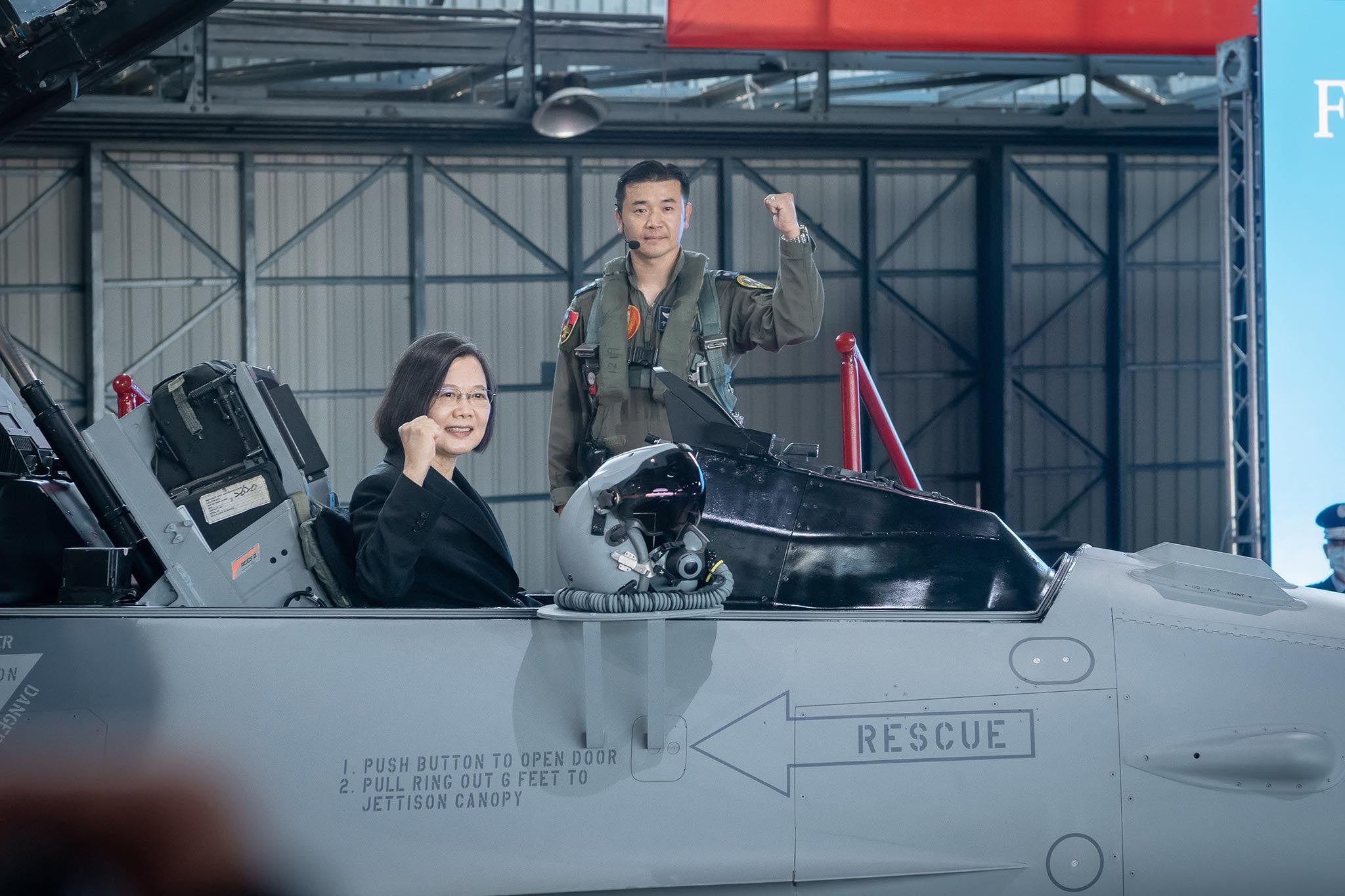 蔡英文總統曾出席中華民國空軍F-16V戰鬥機啟用典禮。（示意圖，翻攝軍模會Military Modeling Society Facebook）