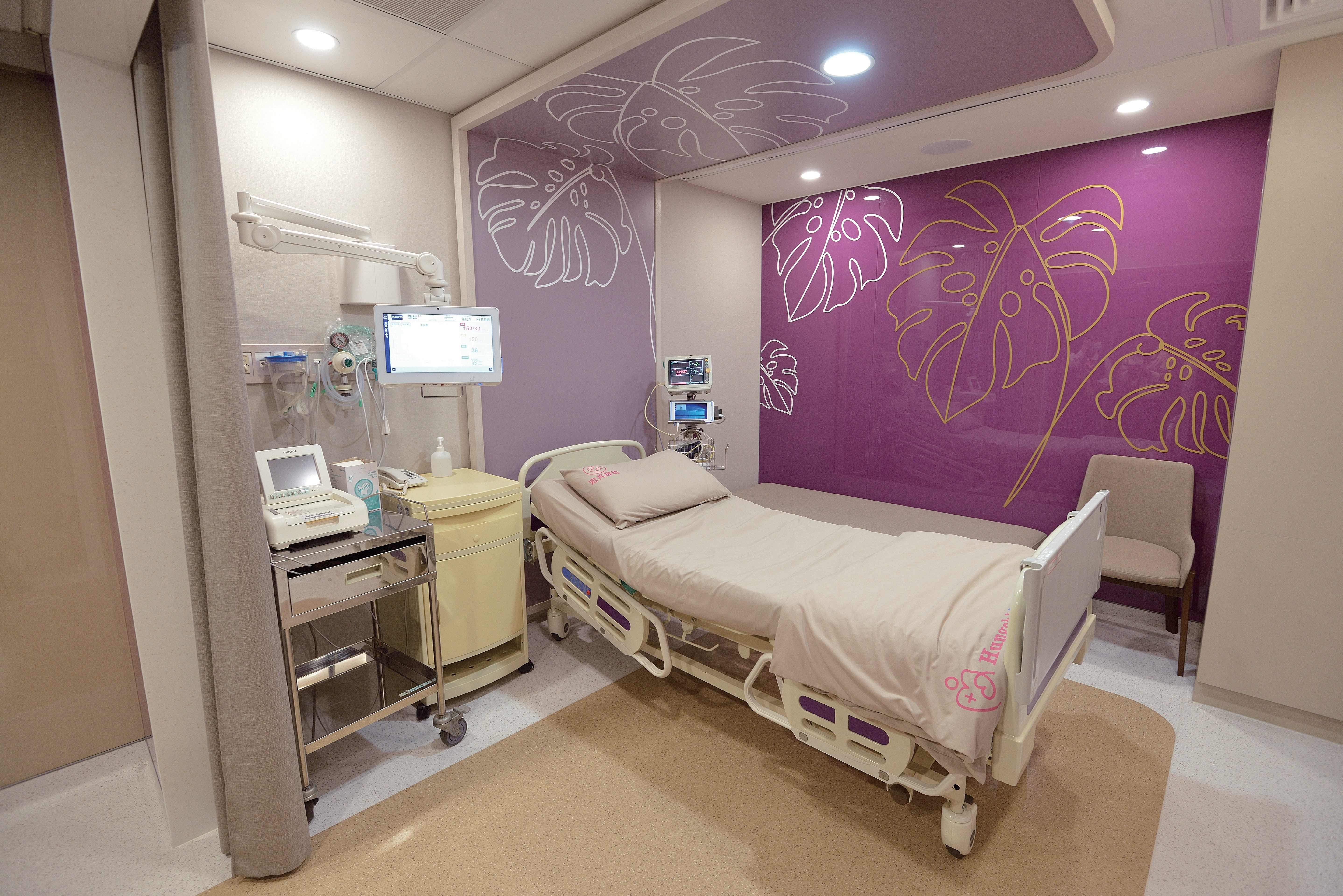 智慧產房讓院方掌握孕婦即時生命表徵，運用平板功能，產婦亦可於待產期間瞭解衛教資訊。