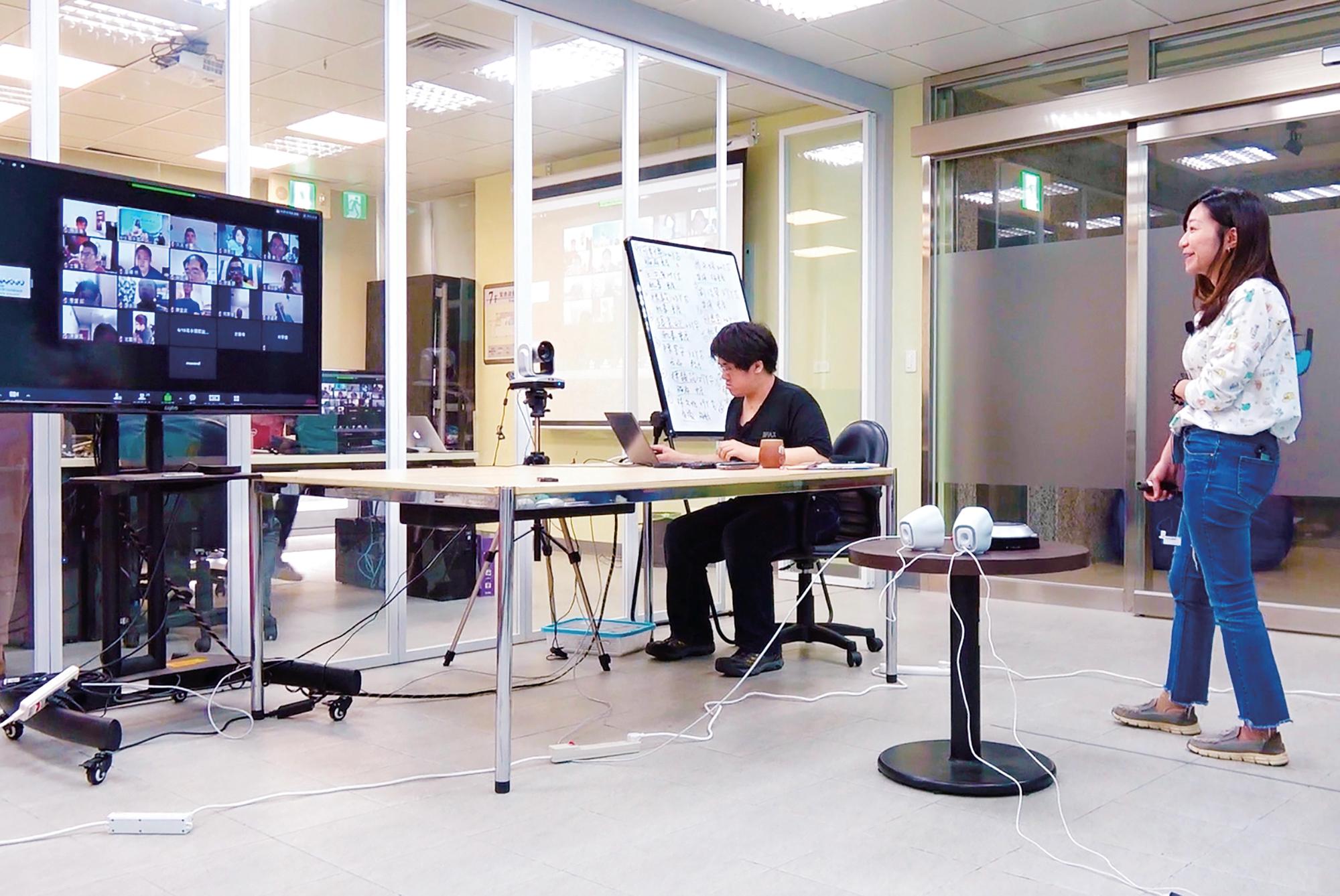 工程師又分成現場(On-Site)與居家(WFH)兩種形式,遠端工作是若水熟悉且長期實踐的工作模式。