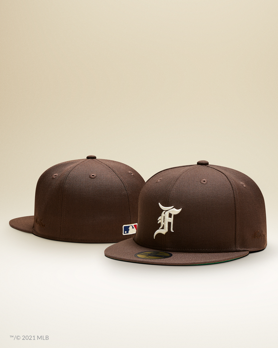 New Era X Fear of God ESSENTIALS經典59FIFTY深咖啡帽款。NT$2,480(星裕國際提供)