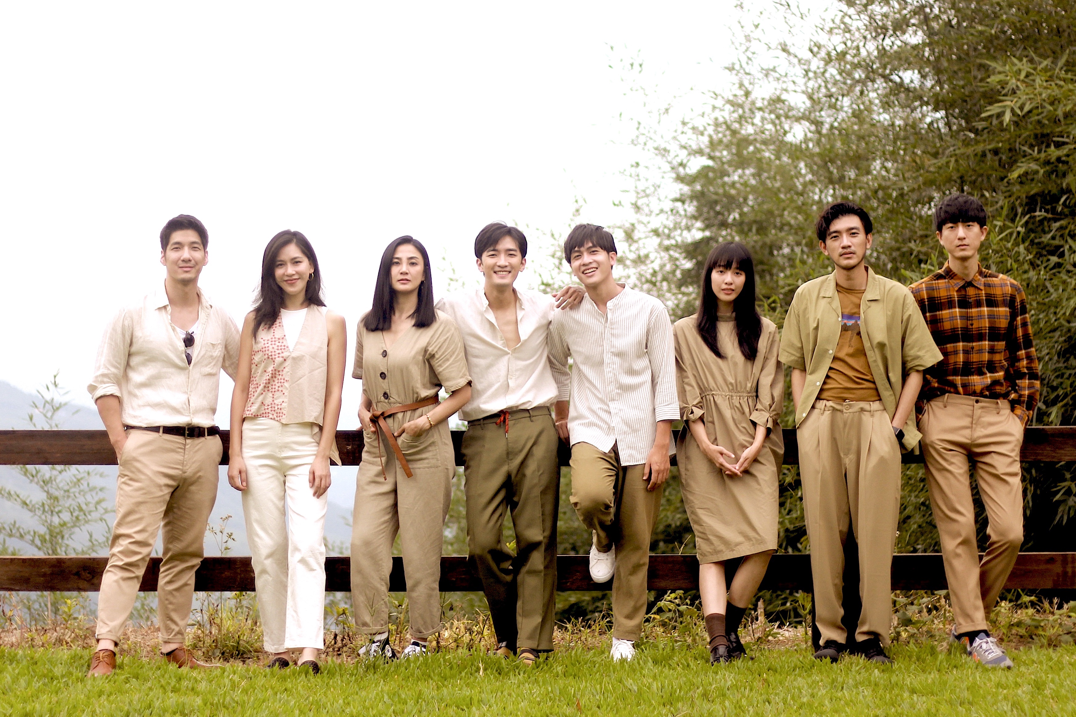 幸星娛樂旗下藝拍攝年曆，藝人們楊銀豪、張家慧、洪小鈴、鍾政均、林孫煜豪、王渝萱、曾少宗及邱昊奇，難得齊聚一堂。（幸星娛樂提供）