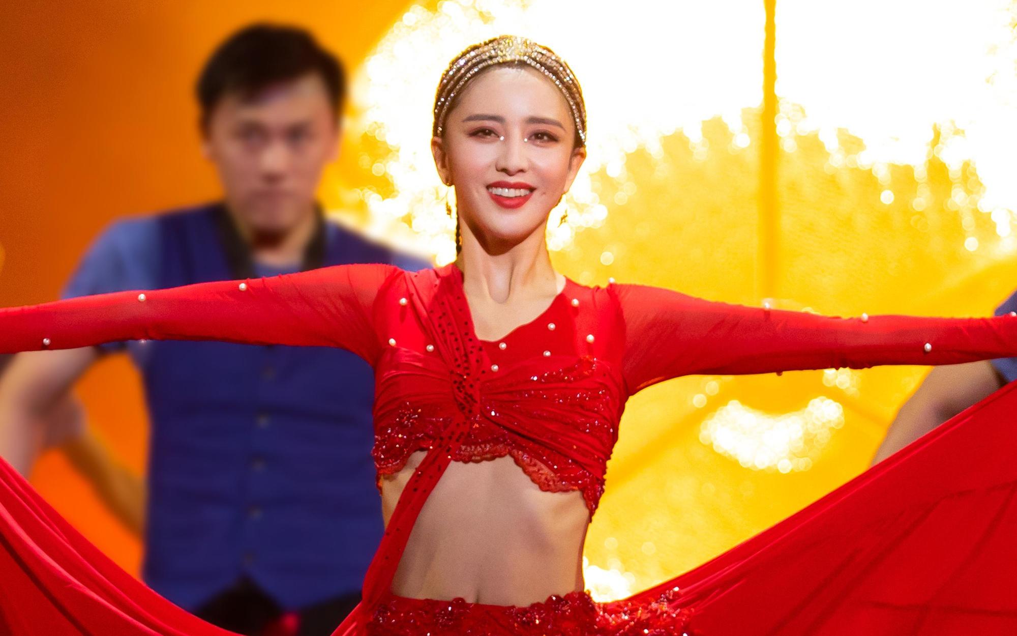 佟麗婭是知名新疆出身的美女,擁有高顏值和精湛舞藝,38歲仍亮麗動人。(翻攝佟麗婭微博)