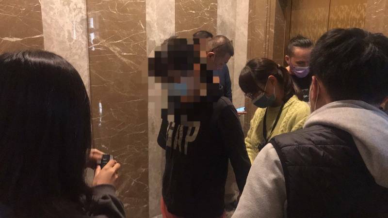 江女（中黑衣者）落網後一度否認殺害父親。（警方提供）